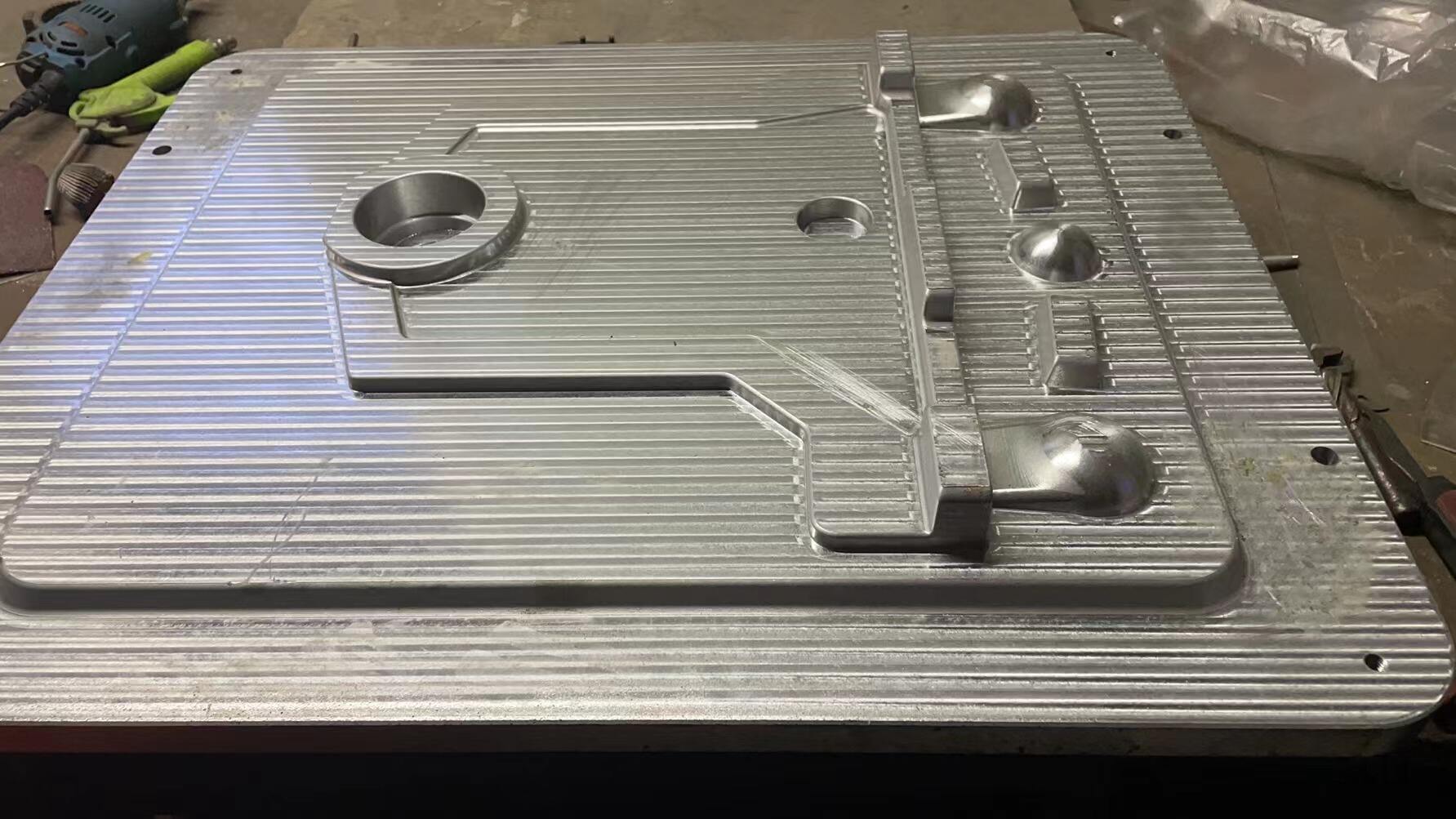 Ingénieurs travaillant ensemble depuis 2022 : Fabrication en série du porte-couteau circulaire B Boost améliore l'efficacité du matériel