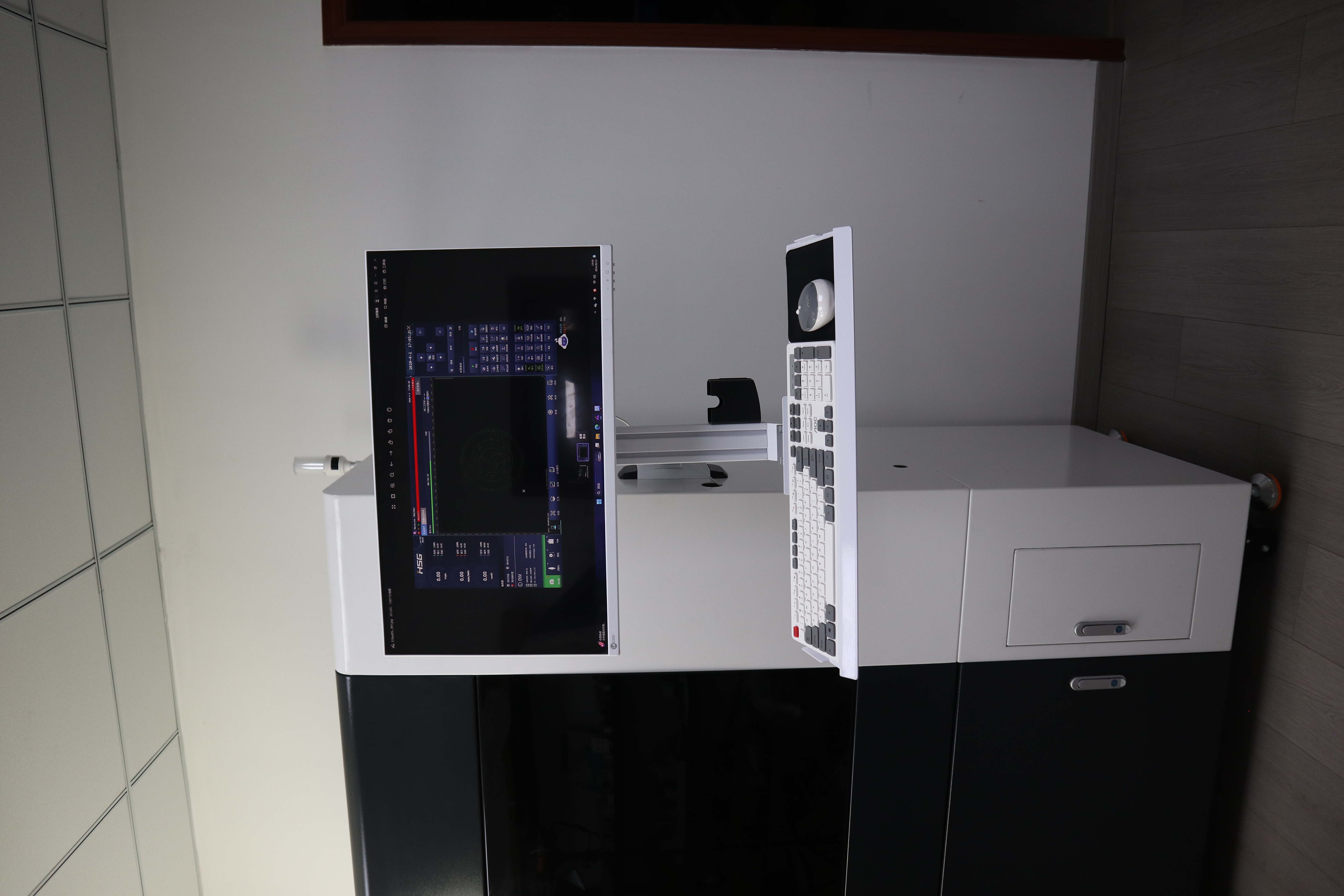 هوشمندانه‌تر کار کنید، نه سخت‌تر: انقلاب پایه نمایشگر در محل کار