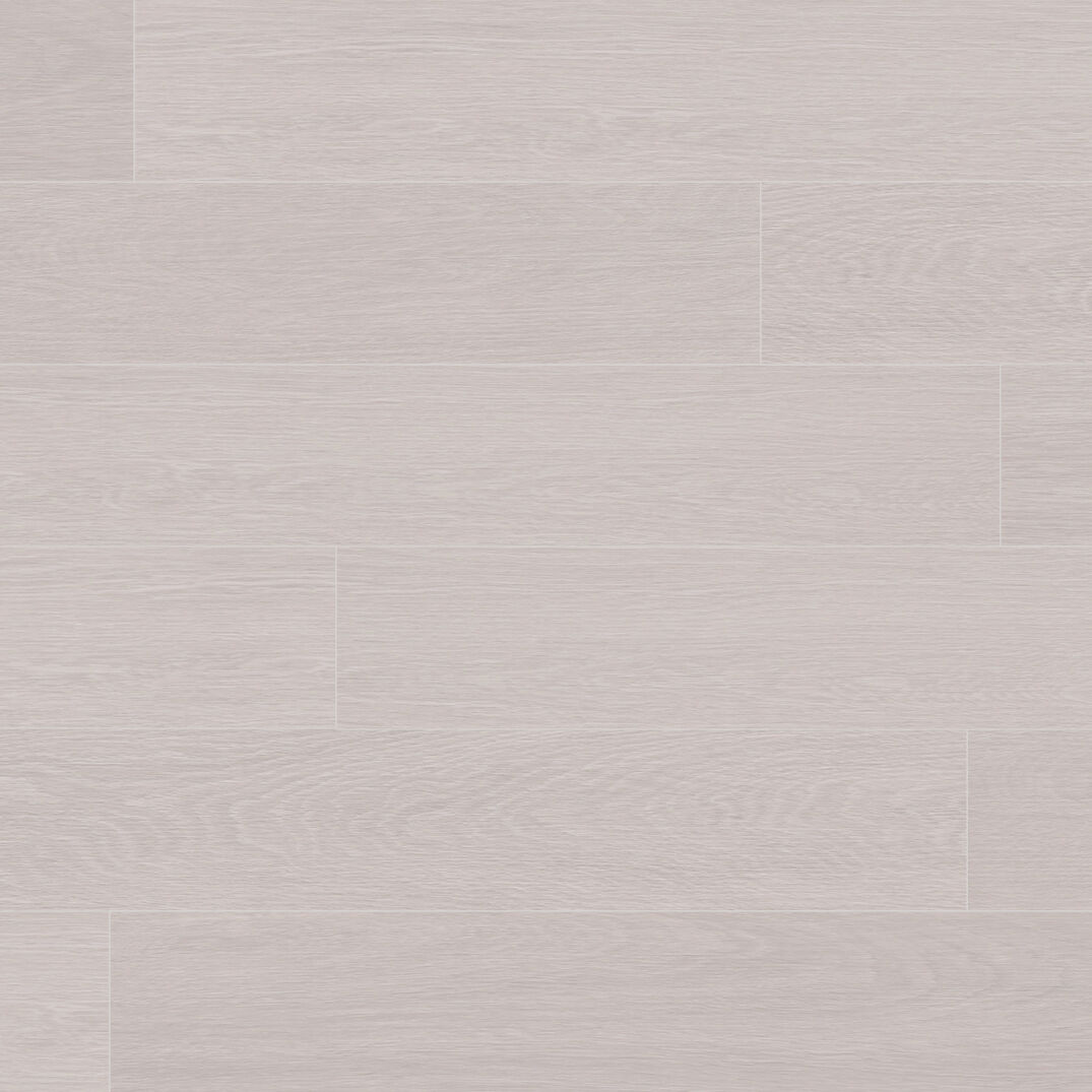 မှုန်ဝါးသော နောက်ခံတွင် ရေခဲများဖုံးလွှမ်းသည့် တောင်