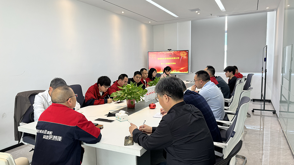 Mengji Sluit Hande met Shaoyang Universiteit om 'n Wêreldwye Fokus vir Slim Vervaardigingsoplossings te Skep