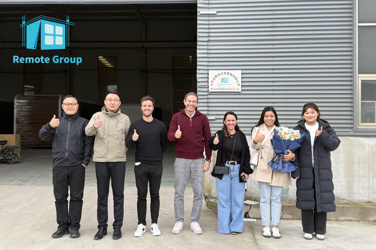 American customer J Henrique and his team visited Remote Mobile House to discuss the technical details of the Apple Cabin.