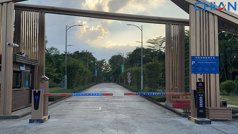  Intelligent road gate + license plate recognition system, help scenic parking lot efficient management