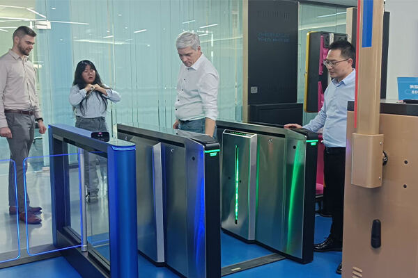 Pelanggan Polandia mengunjungi Chi'an Technology untuk menyelidiki produk gerbang iklan dan gerbang kecepatan