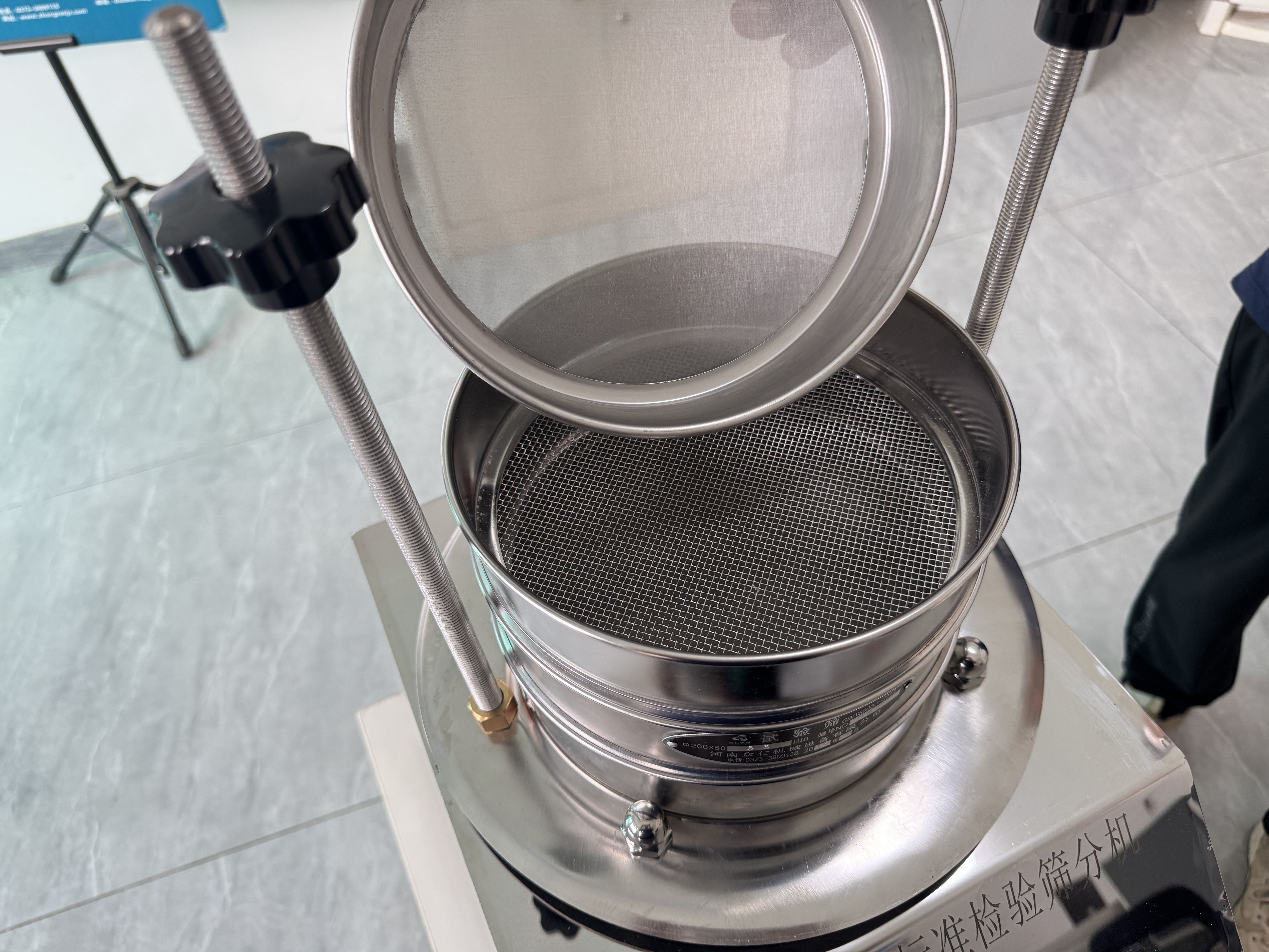 ​Industrial Vibrating Sieve Shaker – High-Precision Powder & Granule Screening Machine
