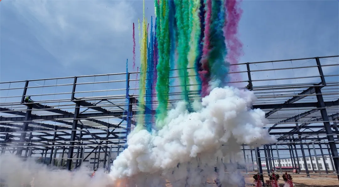 Ocelové nosníky vystoupaly do vzduchu a s pečlivým řemeslným zpracováním byl postaven památník – slavnostní ceremoniál zvedání nosníků třetí fáze projektu zemědělských strojů Liao Tuo Dayi, postaveného skupinou Zhongwei, byl úspěšně dokončen!