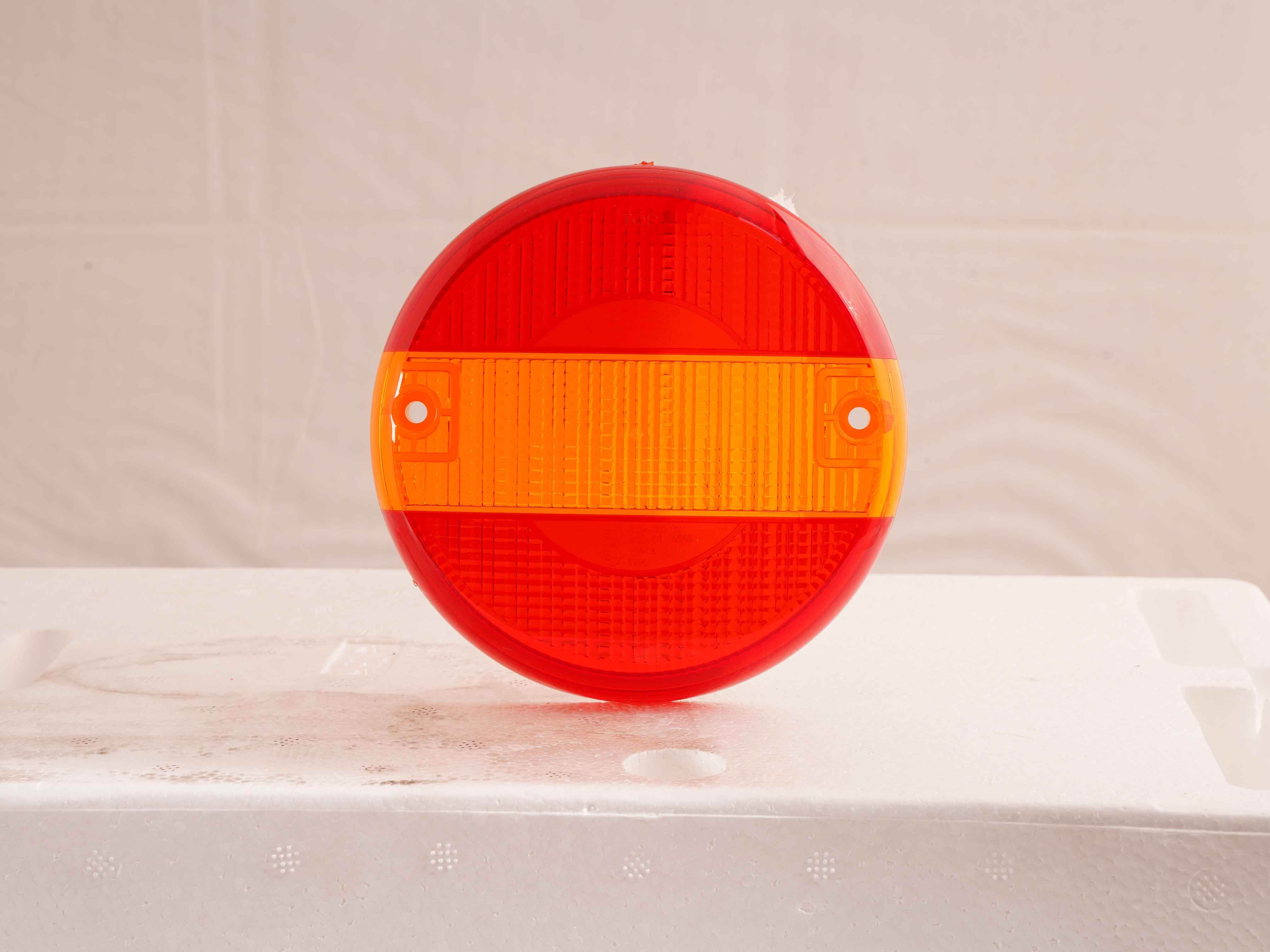 Two-tone surface lampshade for taillights