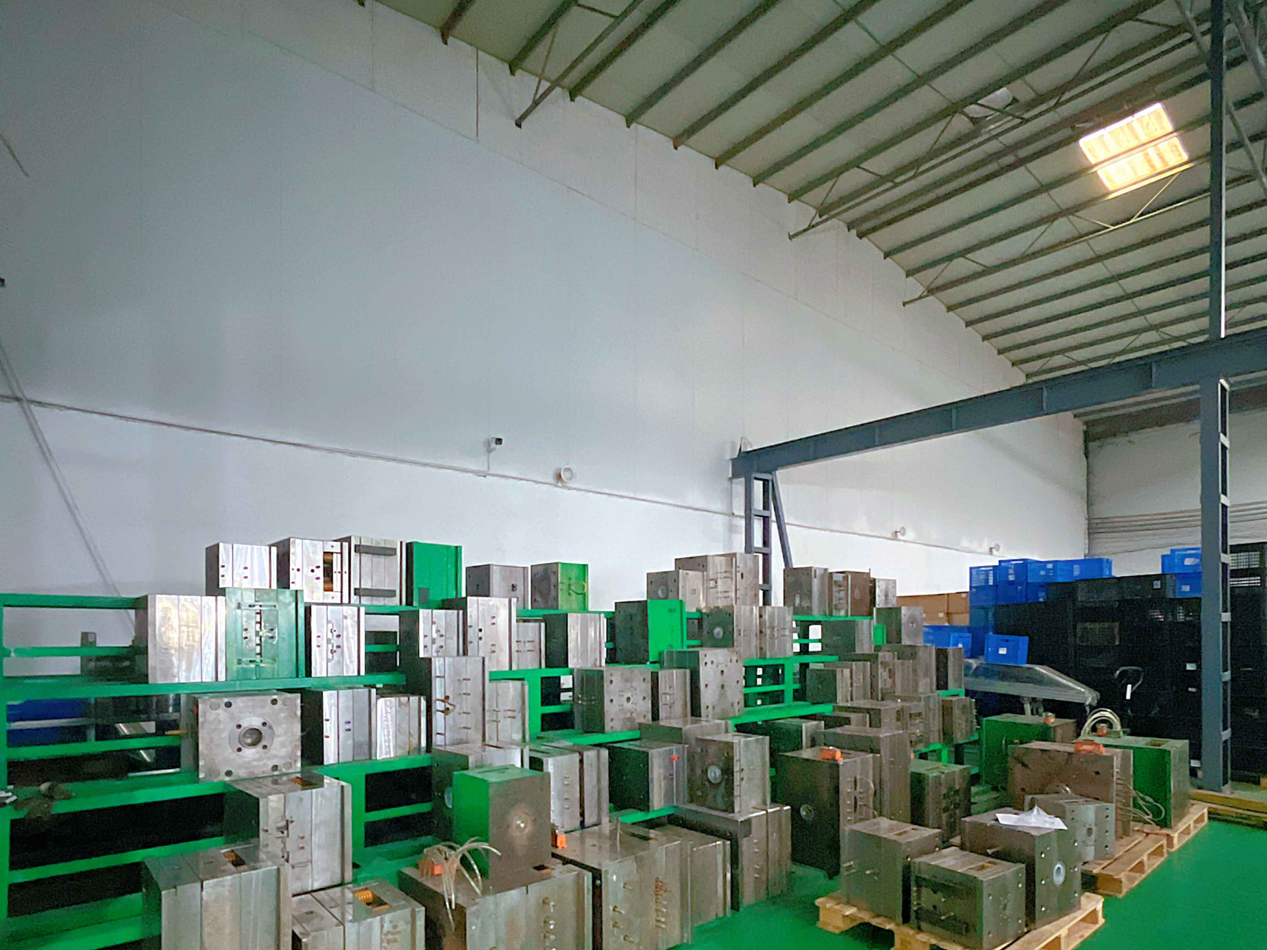 Automated, complex-structure plastic injection molds for high-efficiency production