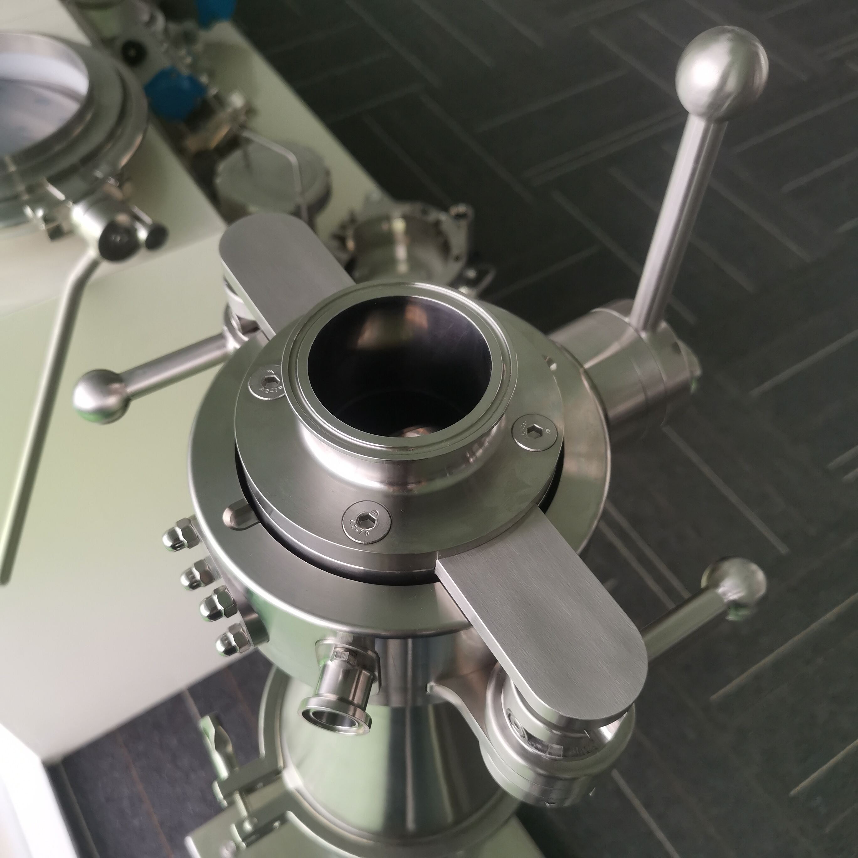 Flexible AB Valves for Fluid Flow Switching in Automated Systems