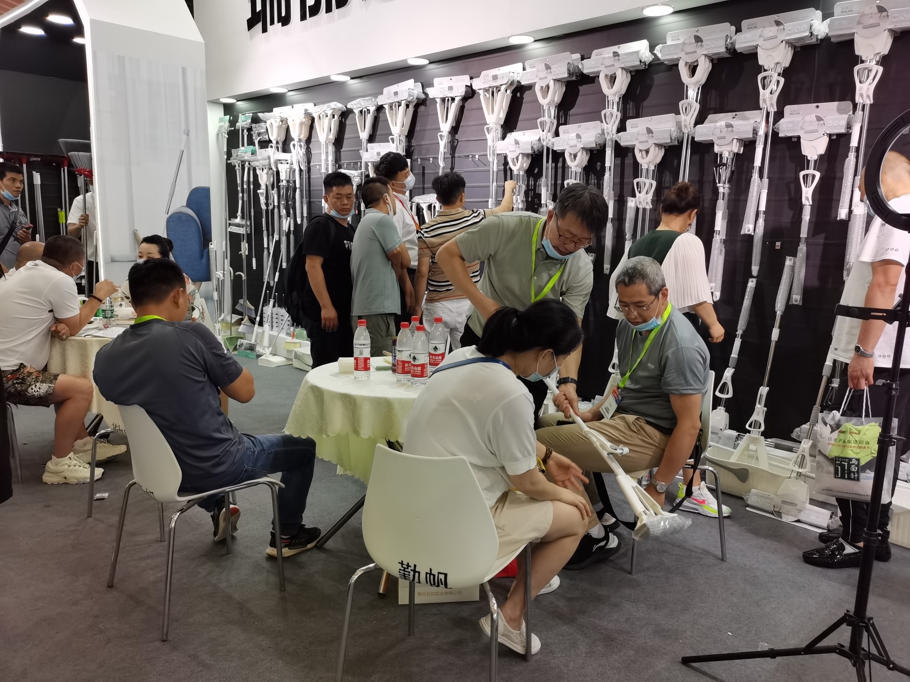 Participăm la magazinul universal din Shanghai cu mostre de instrumente de curățare