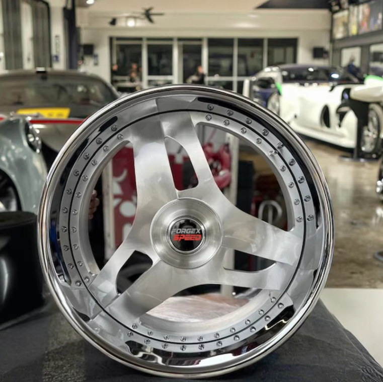 Vilka är fördelarna med tre-delade hjul för högpresterande bilar?