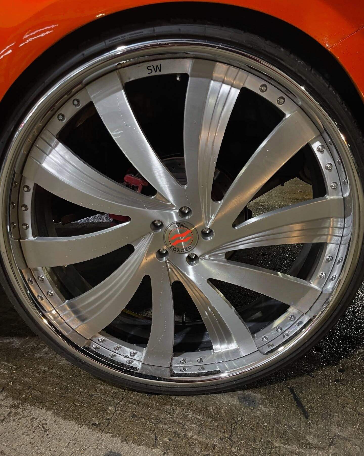 Rendimiento incomparable con llantas forjadas duales