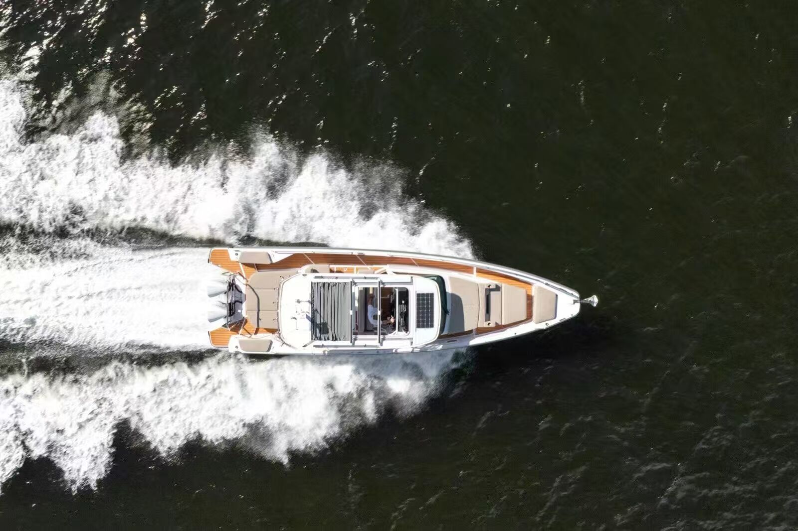 Zakaj je profesionalna namestitev tal na ladji ključna za varnost in dolgo življenjsko dobo?