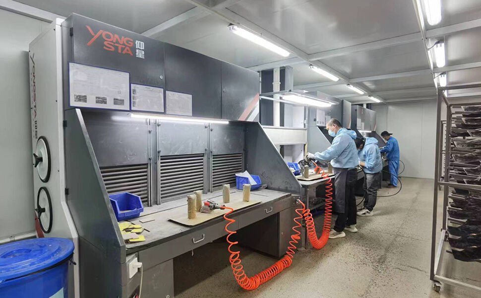 Bancone speciale per la raccolta della polvere per la lucidatura di componenti automobilistici