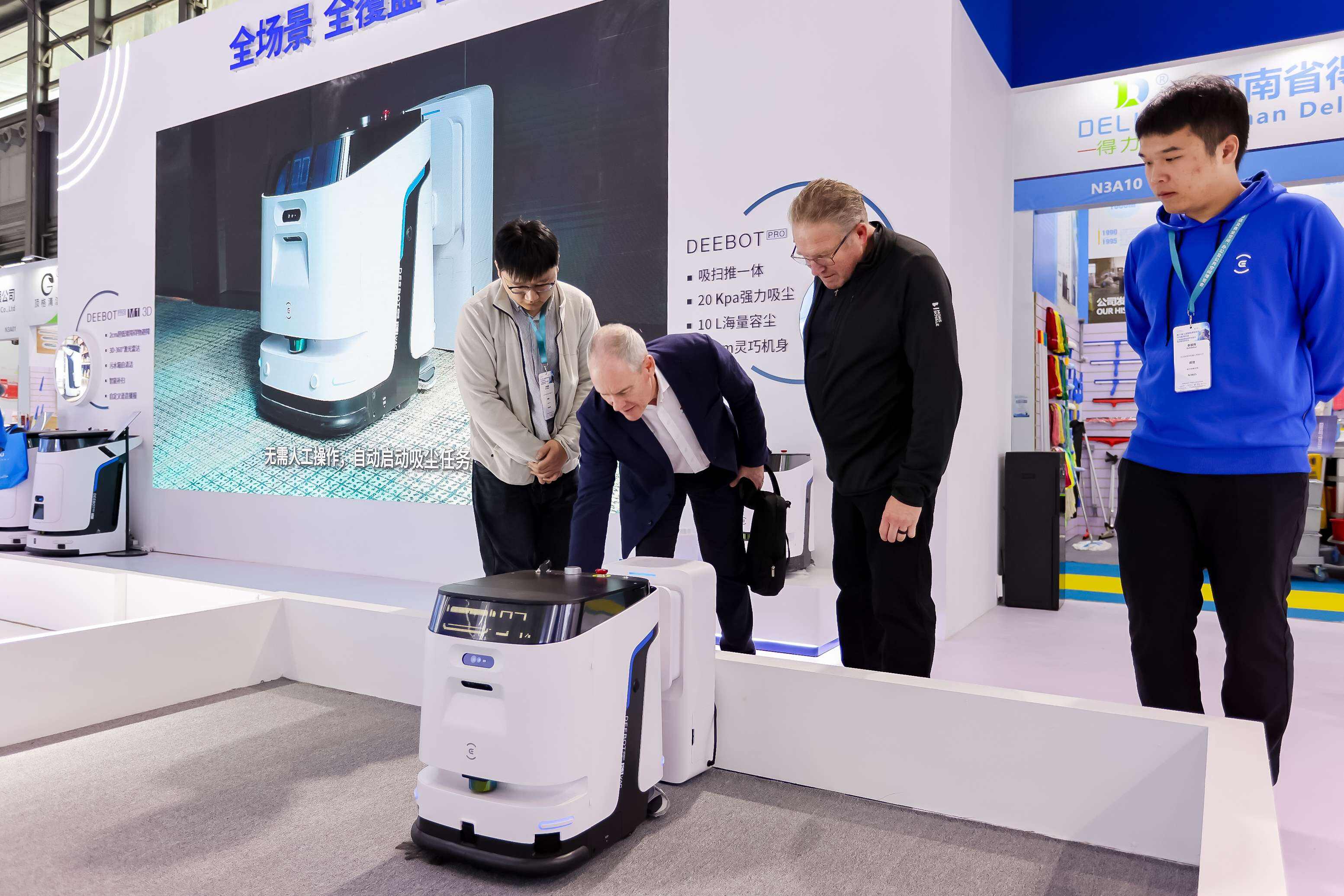 ECOVACS Commercial Robotics Showcases at CCE 2026, New M1 3D Draws Industry Attention-2