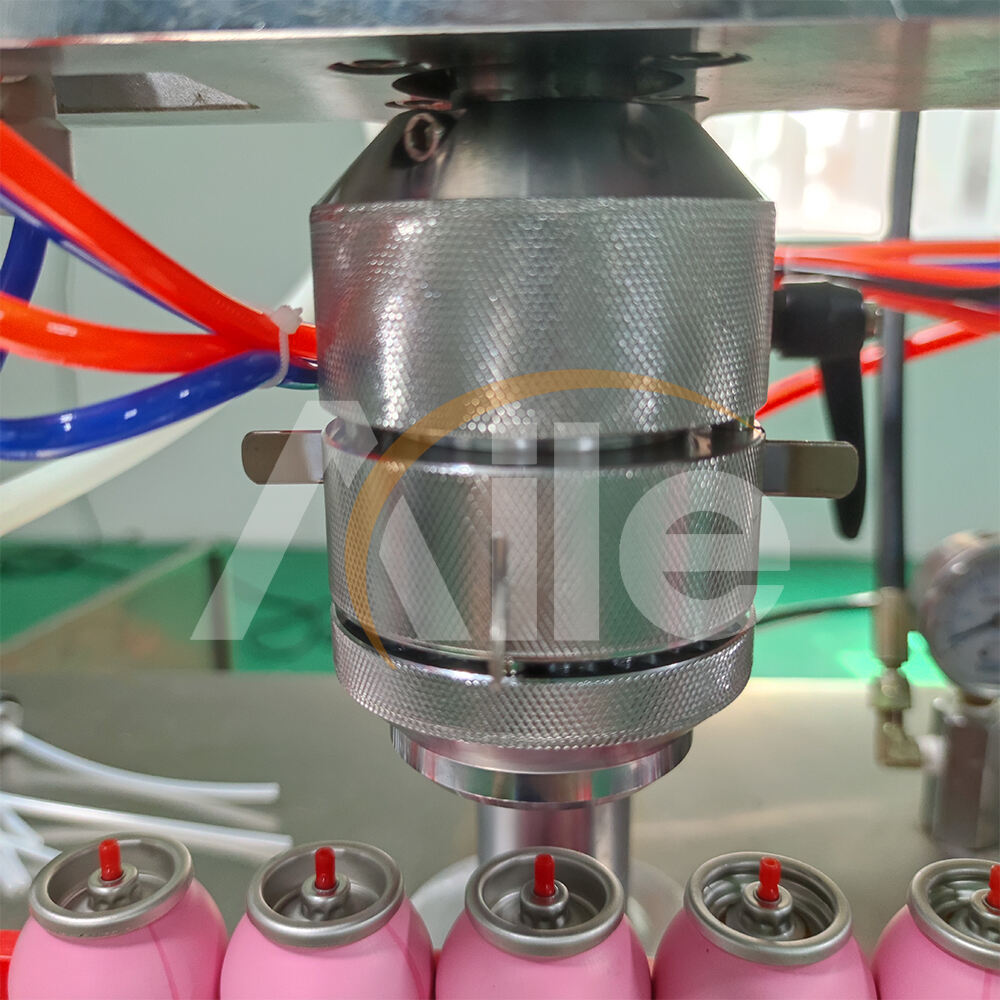 Полуавтоматическая машина для дозирования и укупоривания для экономичных, гибких и надежных решений упаковки