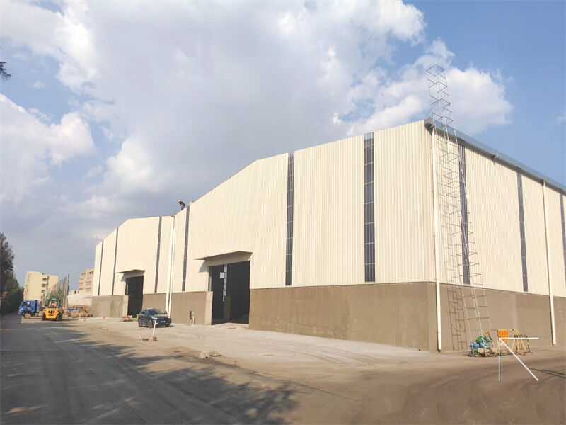 Entrepôt préfabriqué sur mesure en structure métallique