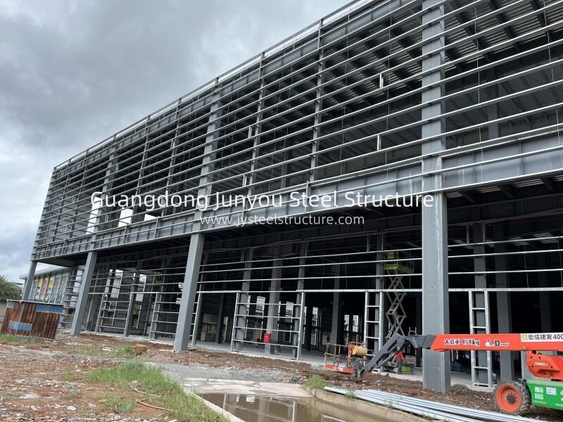 Bâtiment préfabriqué en structure métallique de 2 étages pour atelier avec ventilation