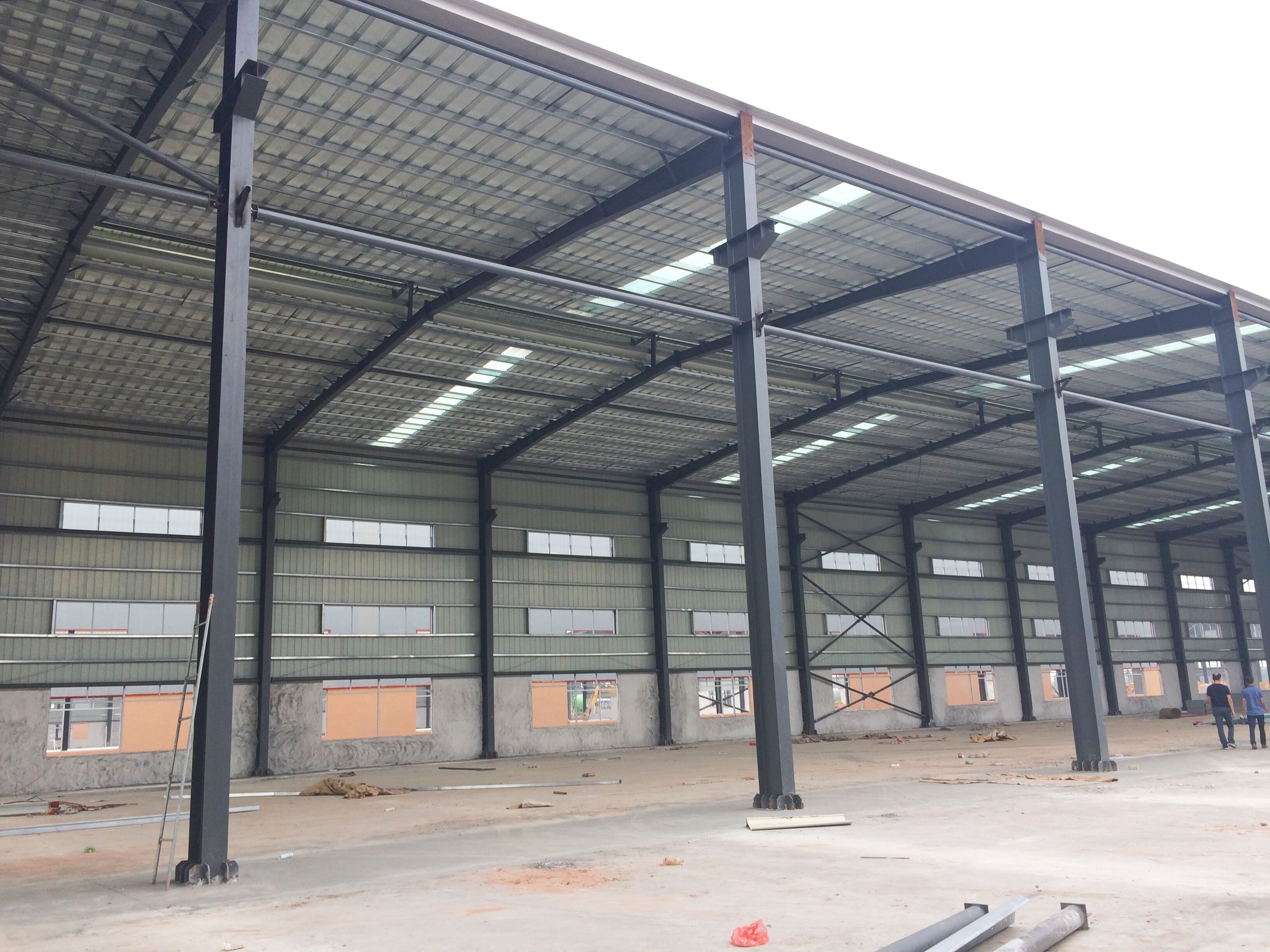 ထိရောက်စွာတည်ဆောက်ရန်အတွက် သံမဏိခြေထောက်ဖြင့် တည်ဆောက်ထားသော ခေတ်မှီပြင်ပတည်ဆောက်အဆောက်အဦ