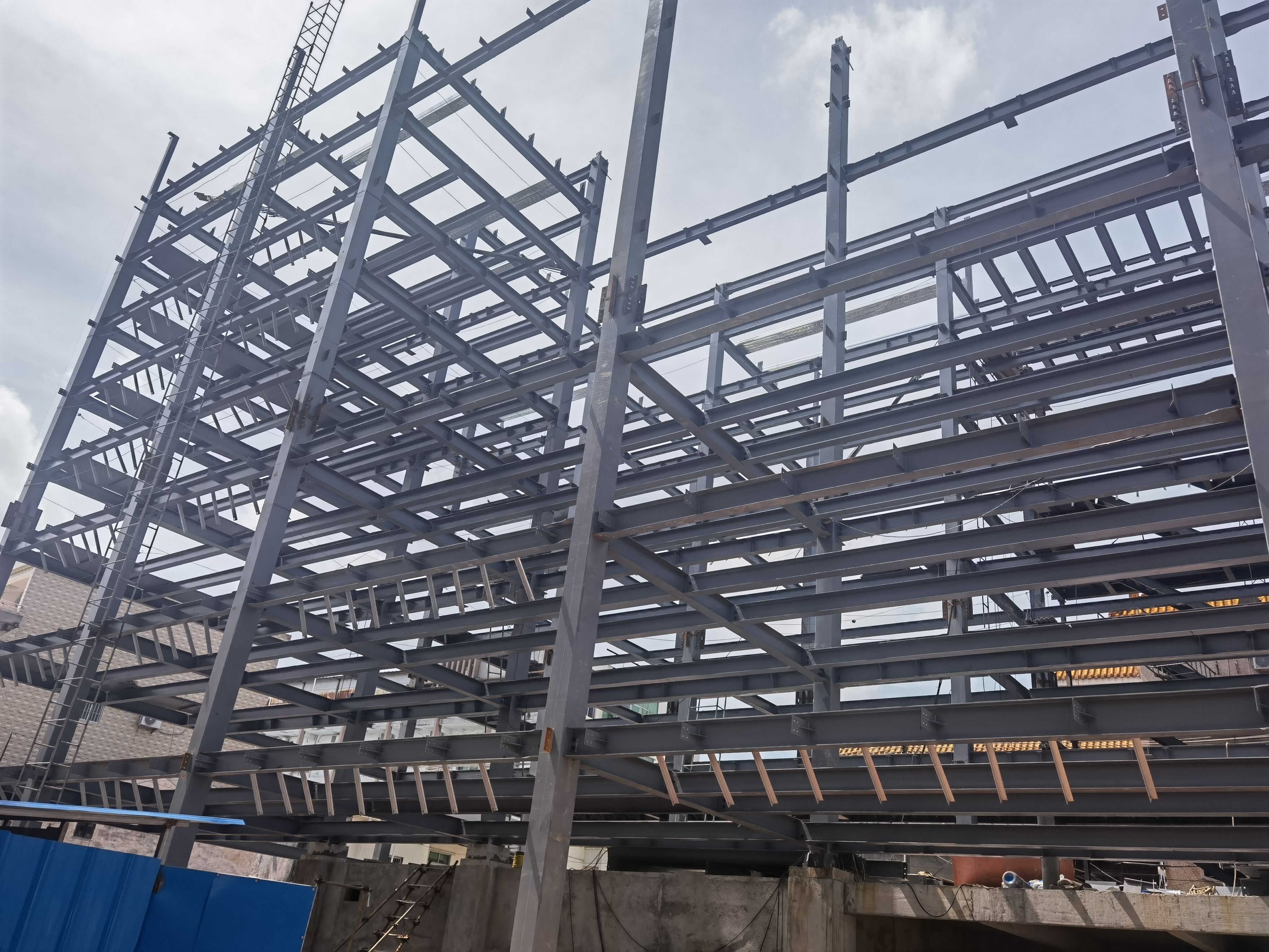 ویژگی‌های ضد حریق ساختمان‌های فلزی صنعتی