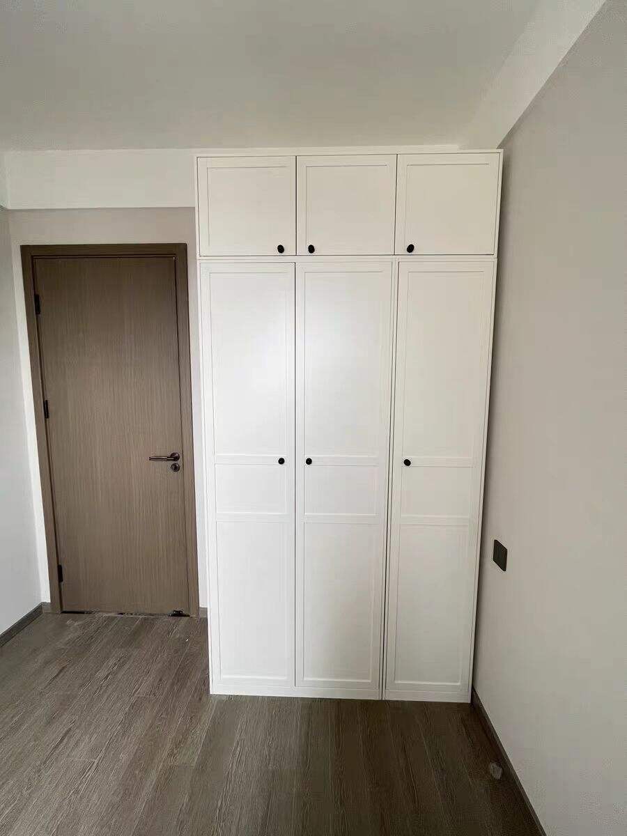 The steel wardrobe has received positive reviews from customers.