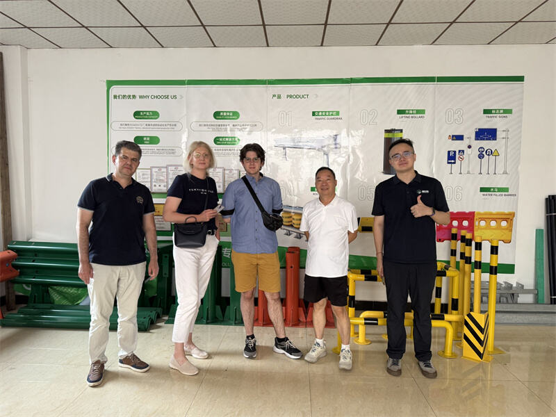 Eurooppalaiset asiakkaat tutustuivat tuotenäyttelyyn Chengdun tehdasvierailulla