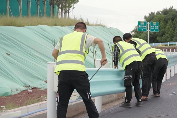 Highway guardrail construction in Pudu Highway