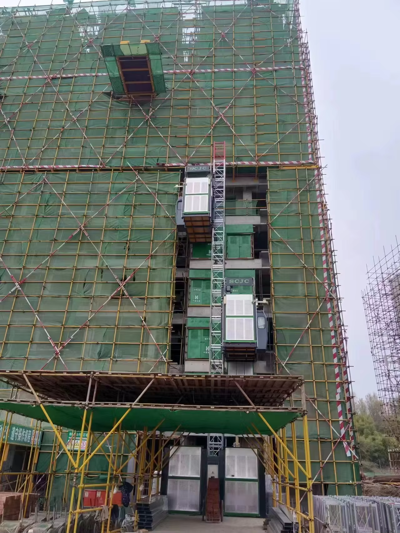 Escolhendo o Elevador de Obra Adequado para o Tamanho do Seu Projeto