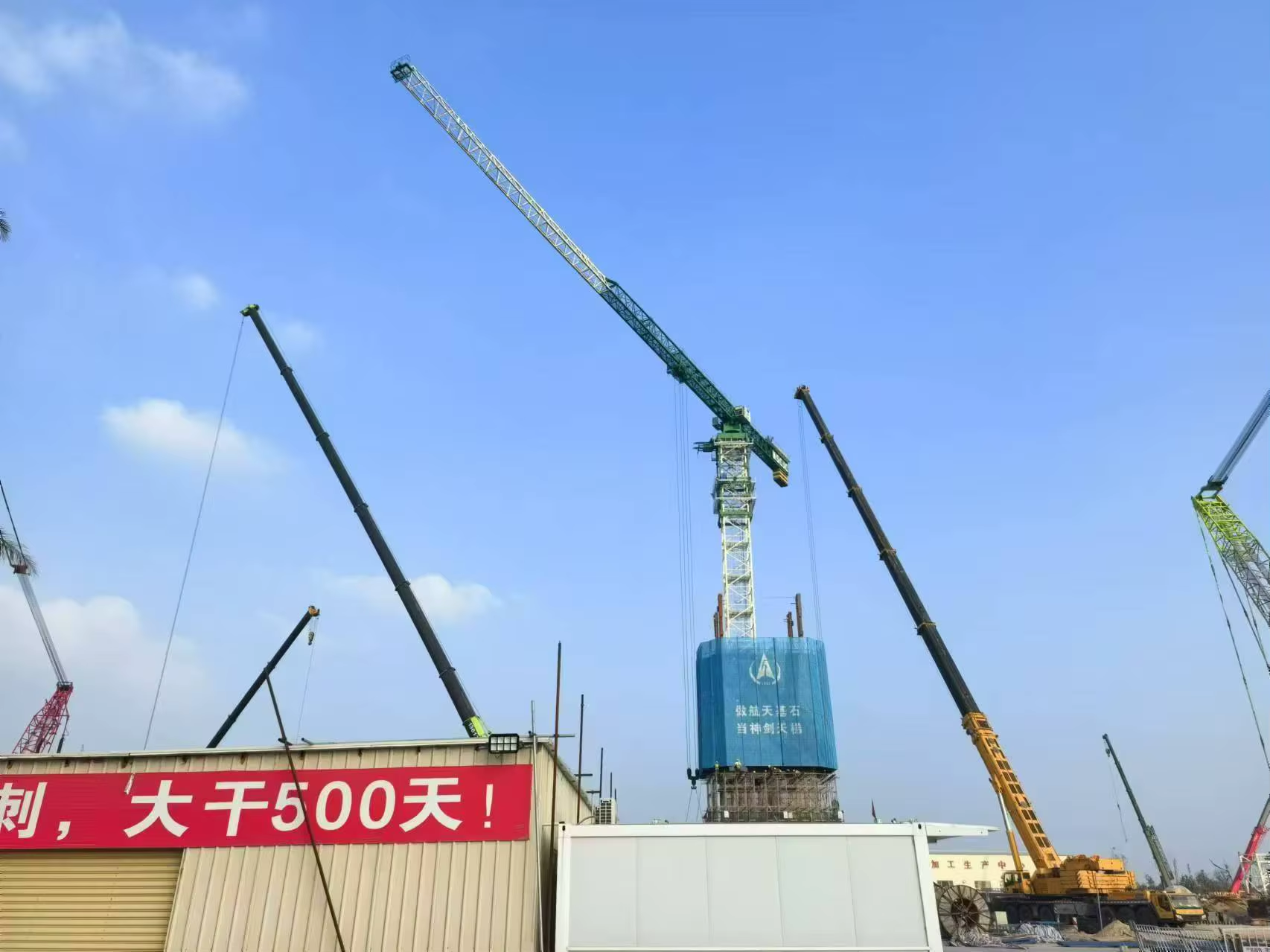 Climbing a Tower Crane: The Process of Self-Erection and Climbing Frames Explained