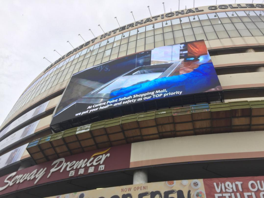 Ko'zga to'qadirovchi LED billboardlar effektli reklama uchun