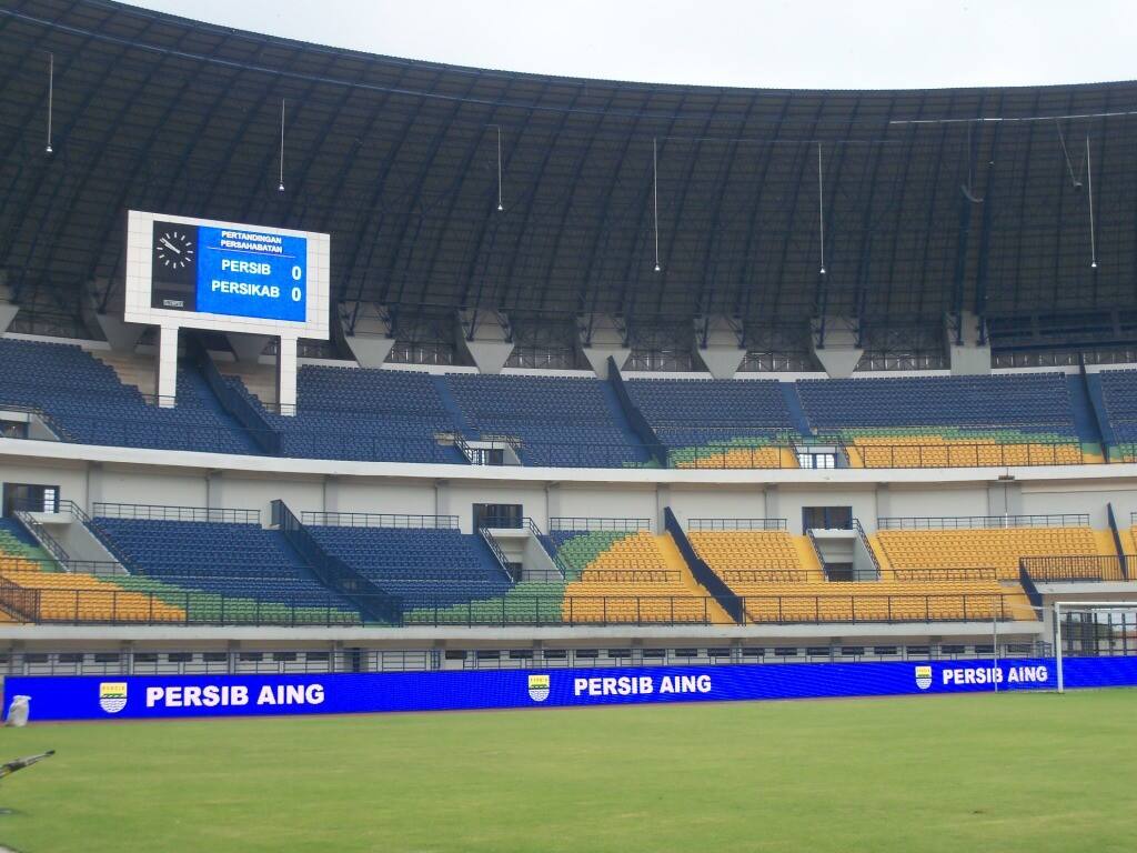 Efficient Perimeter LED Screens for Stadium Advertising