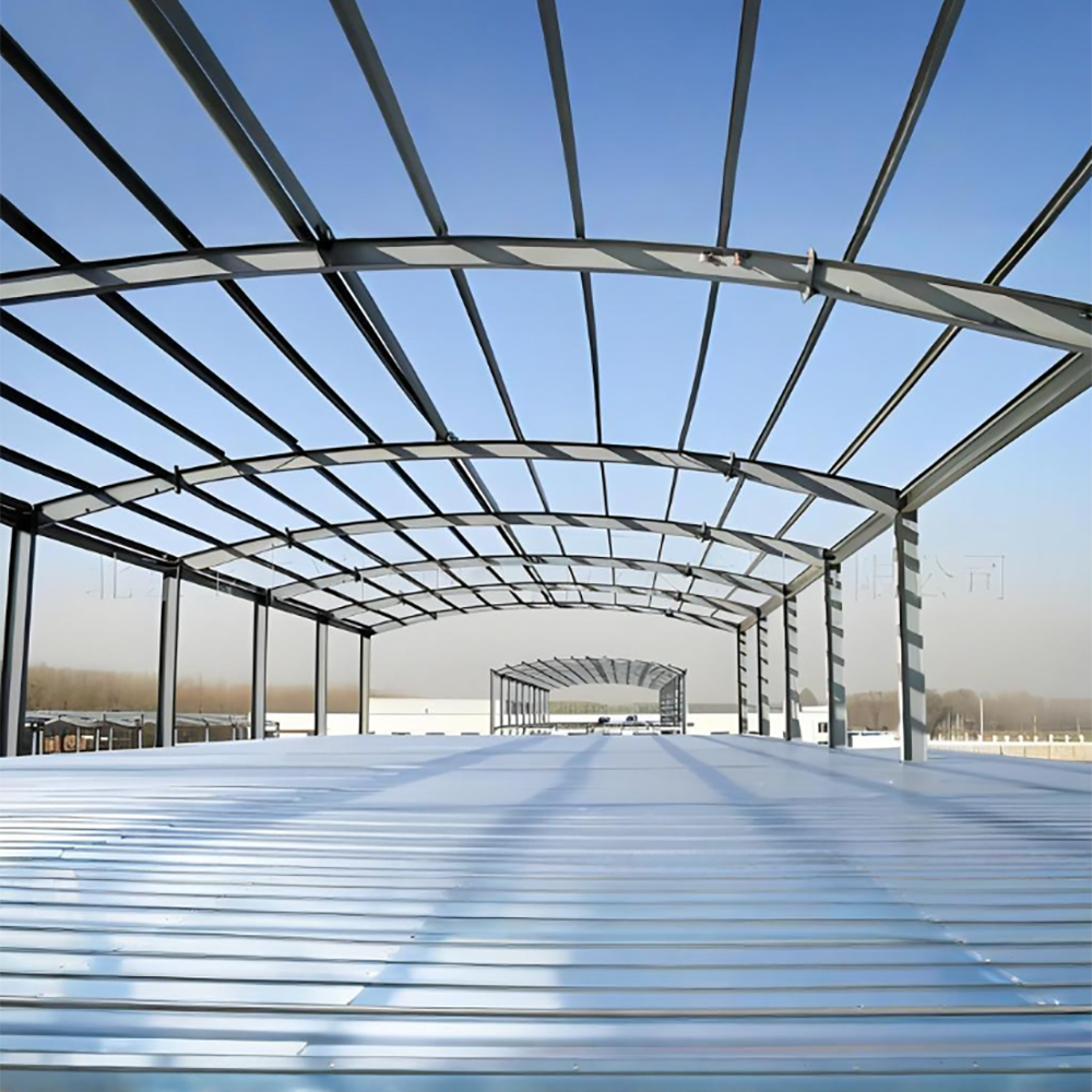 Үлкен құрылыс аралығындағы қойма салынуы үшін қосымша жобаланған болат төбе фермалары