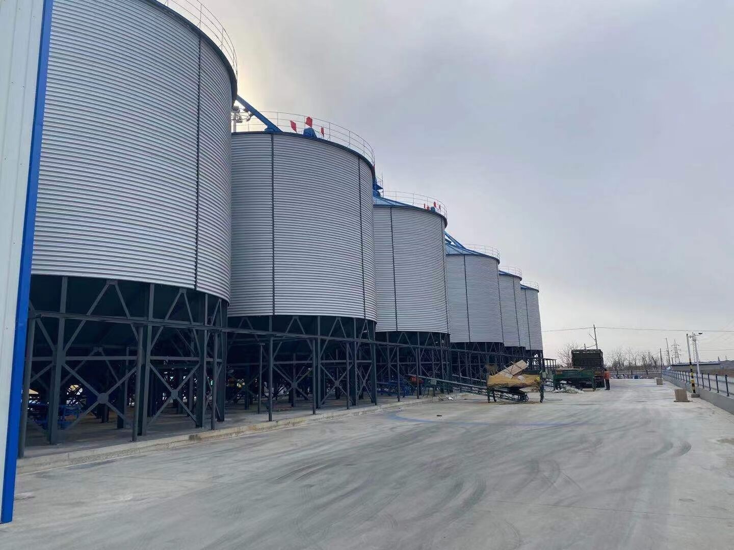 Разкрийте нашите висококачествени решения за предварително изработени сгради във вид на амбари