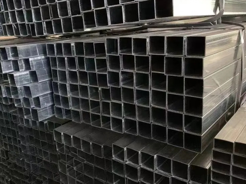 Las tuberías galvanizadas ofrecen mayor durabilidad en instalaciones de fontanería y líneas de gas.