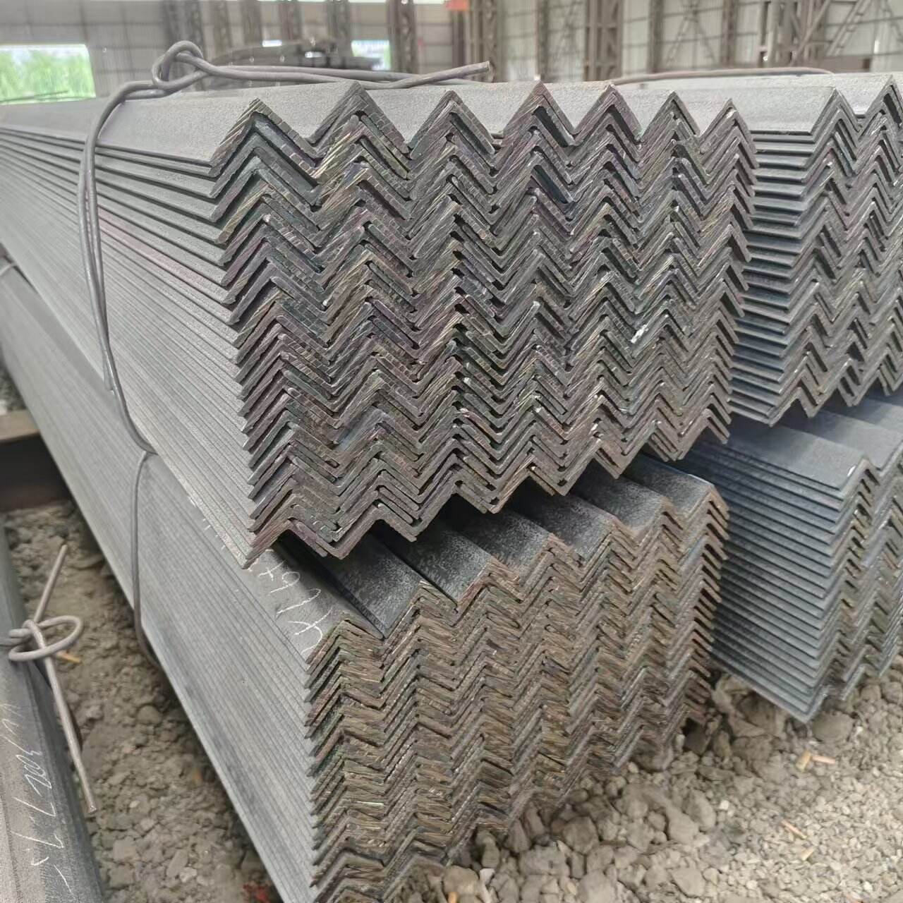 Nieporównywalna jakość i niezawodność w zakresie kształtowników stalowych walcowanych na gorąco