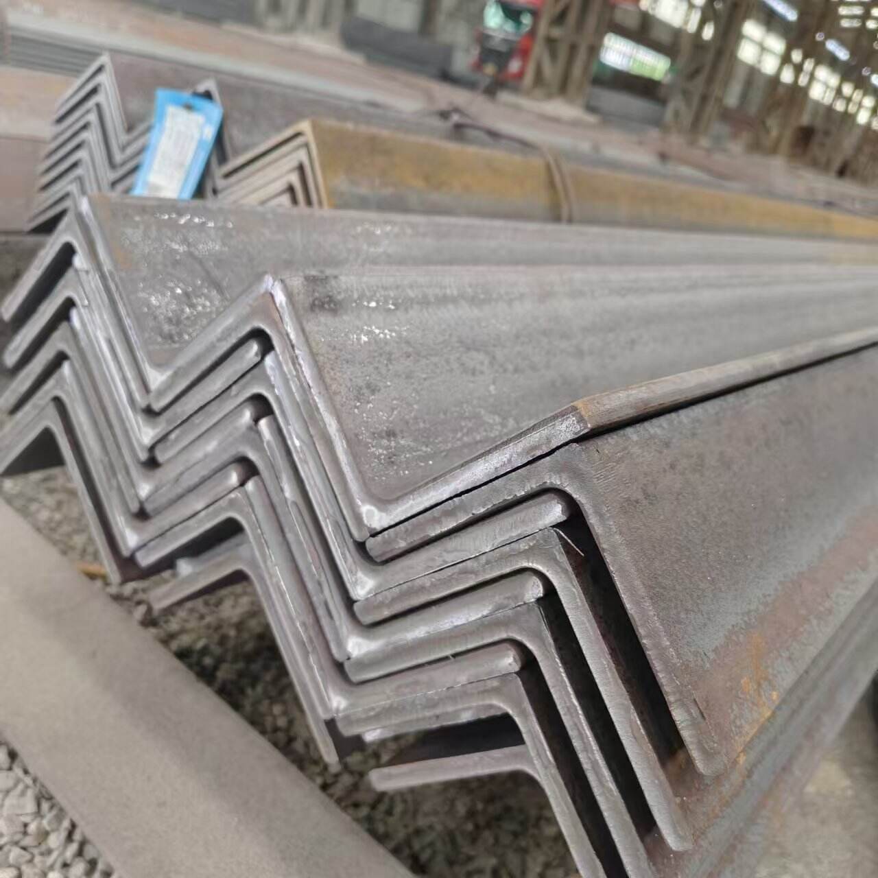 Wysokiej jakości stal kątowa do zastosowań wielosektorowych