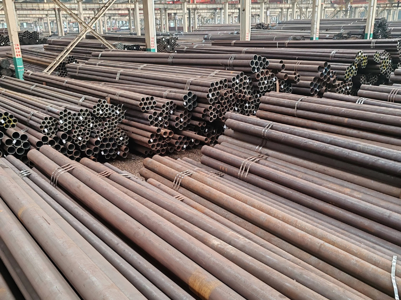 Los tubos de acero corrugado son esenciales para los sistemas de drenaje en carreteras y ferrocarriles.