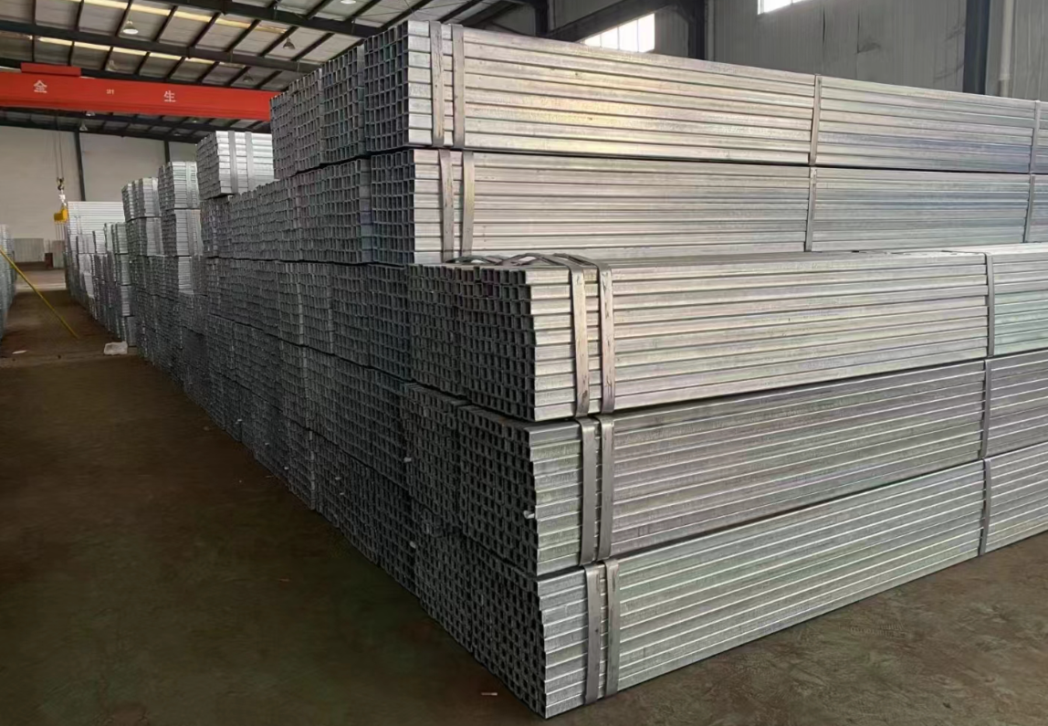 Las láminas galvanizadas se utilizan comúnmente para techos y revestimientos en edificios residenciales y comerciales.