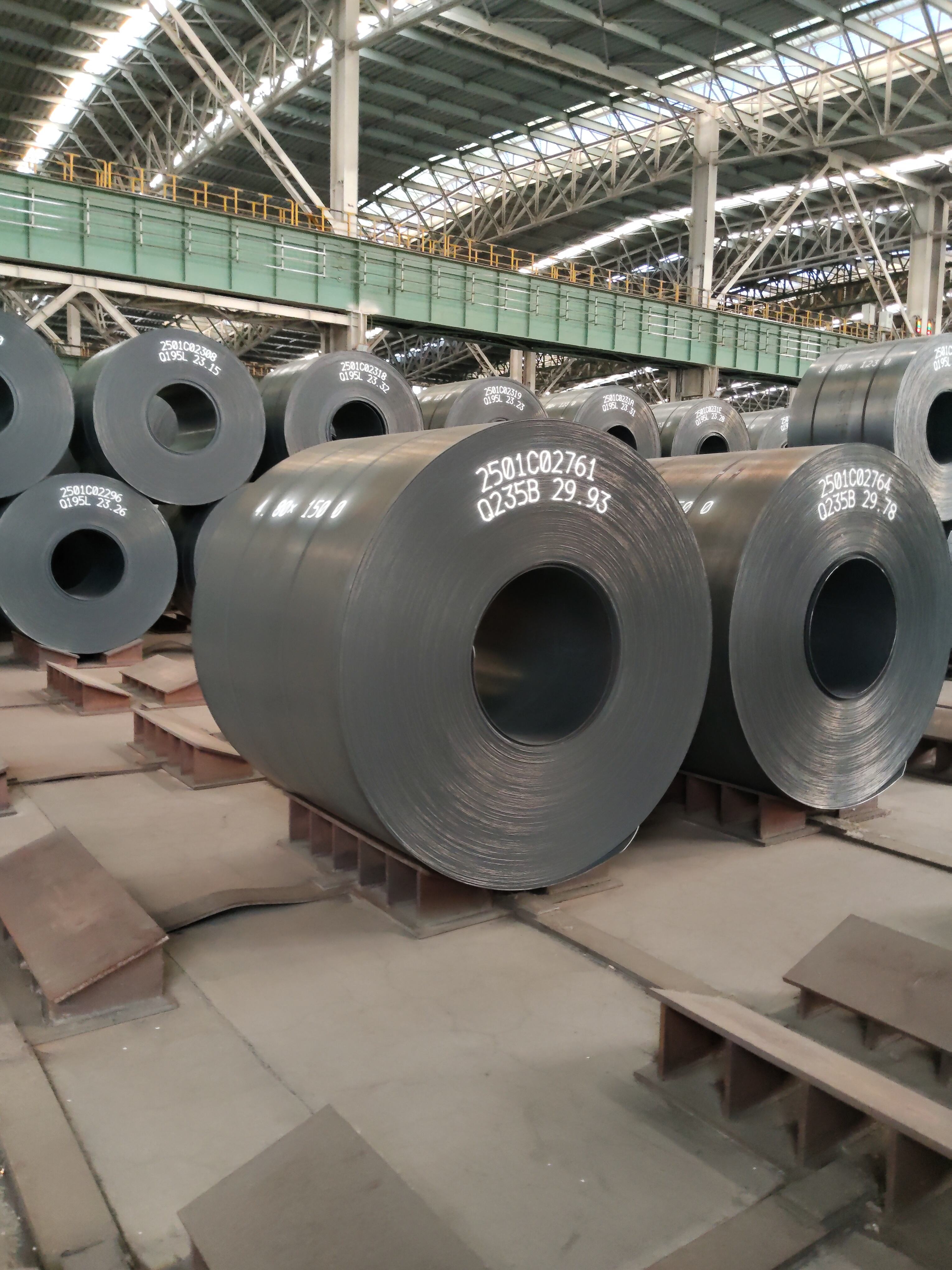 Odkryj nieporównywalne zalety naszych taśm gorąco i zimno walcowanych (HR i CR)