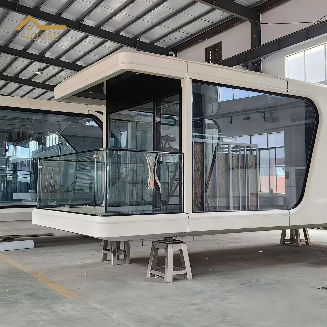 Prefab Luxury Glass Modern Home Hotel Unique and Stylish Prefab House  Hotel Room Sleeping Apple Capsule Cabin