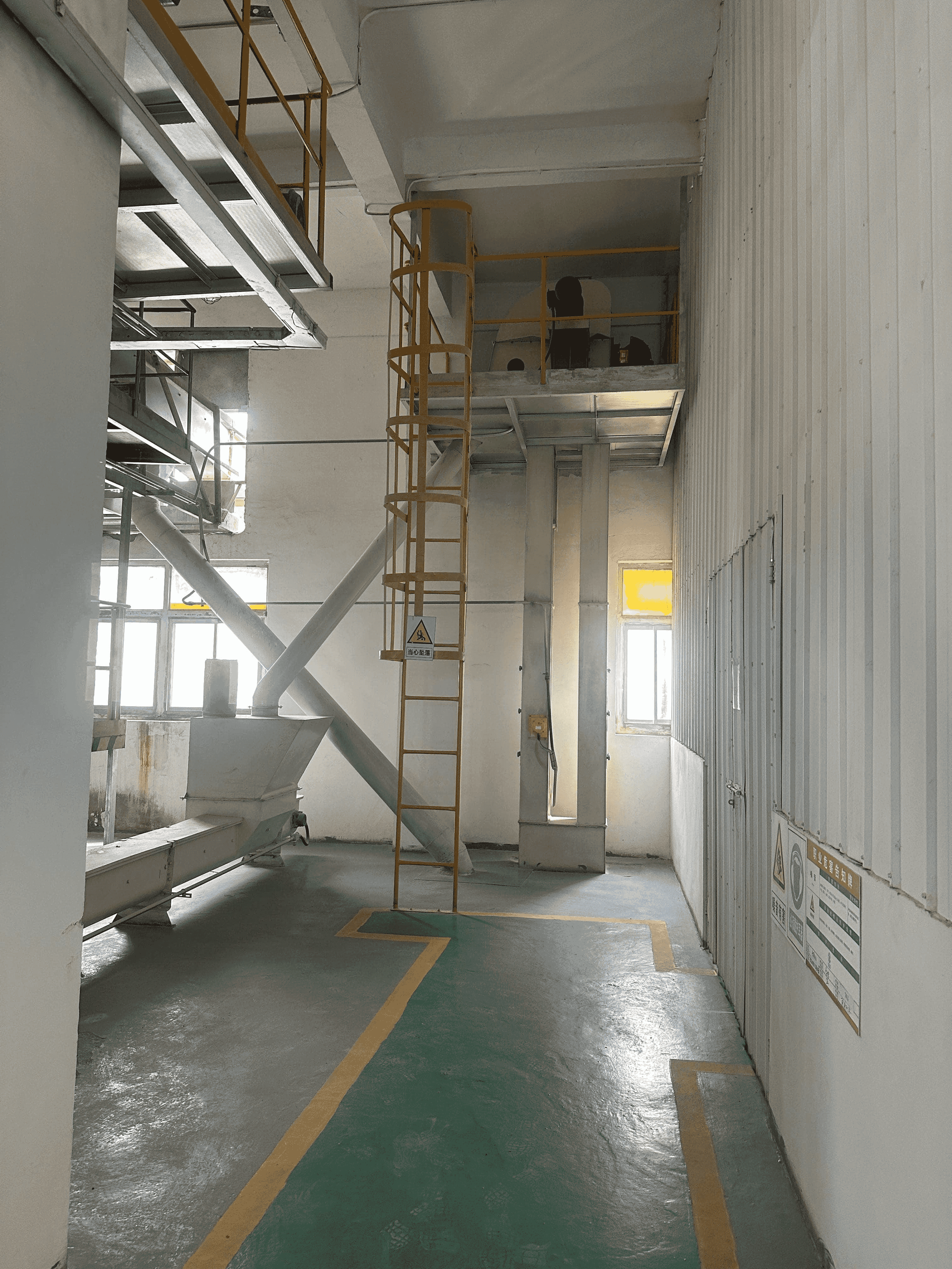 Kokie yra kibirėlių pakėlimo įrenginio privalumai pašarų perdirbime?