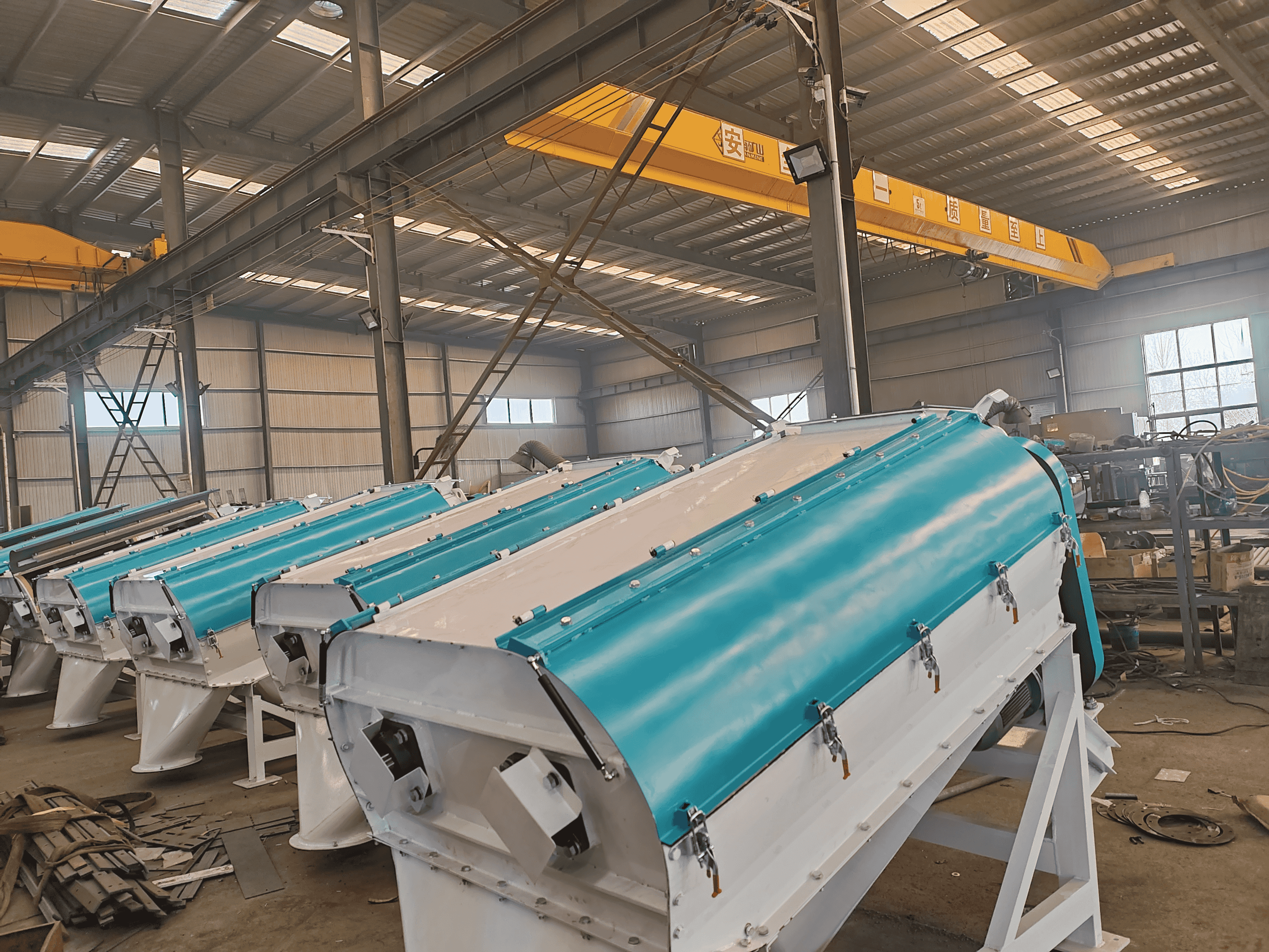 Por que uma peneira rotativa é necessária para a remoção de impurezas em matérias-primas para ração?