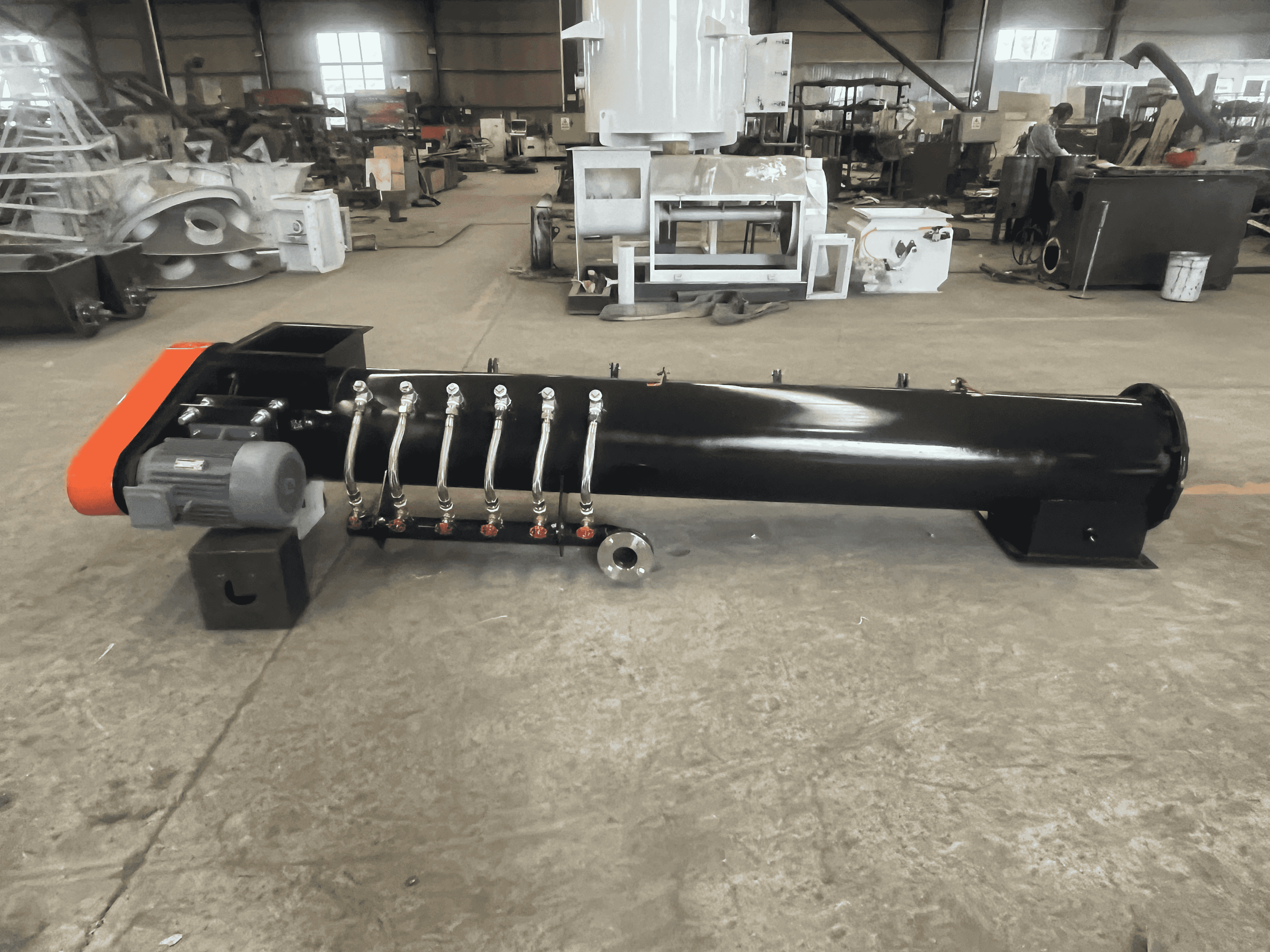 أي المُعدِّلات تحسِّن جودة كريات العلف وقابليتها للتناول؟