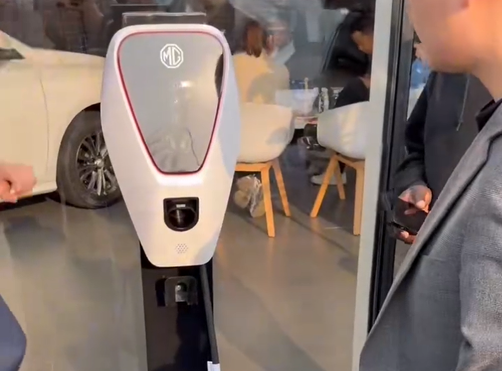 Ghanaian Client Visits, Inspects Used Cars, Seeks Long-Term Cooperation