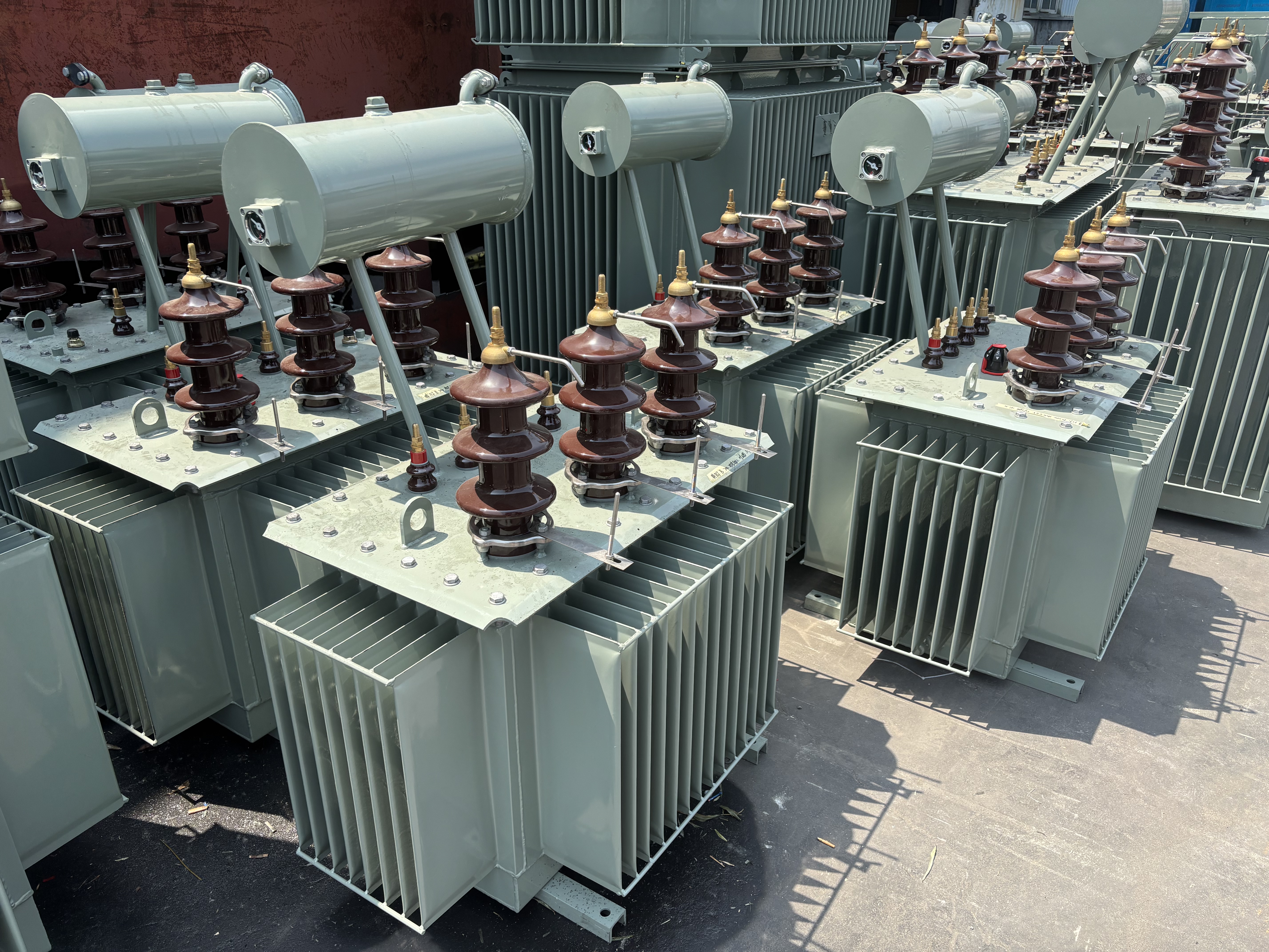 What are the main advantages of different transformer types?