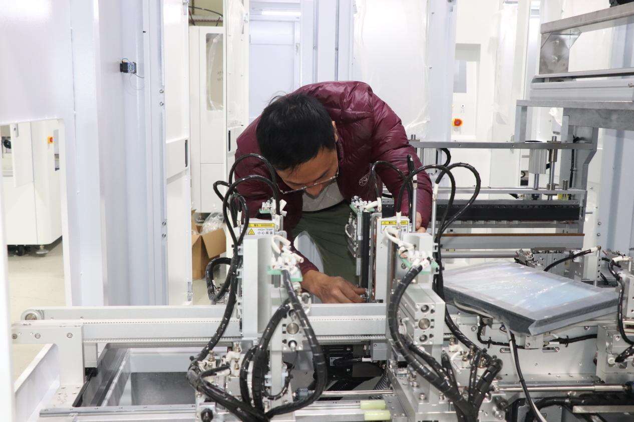 Eckenschneid- und Filmbeschichtungsanlage: intelligente Verpackungslösung für moderne Produktionslinien