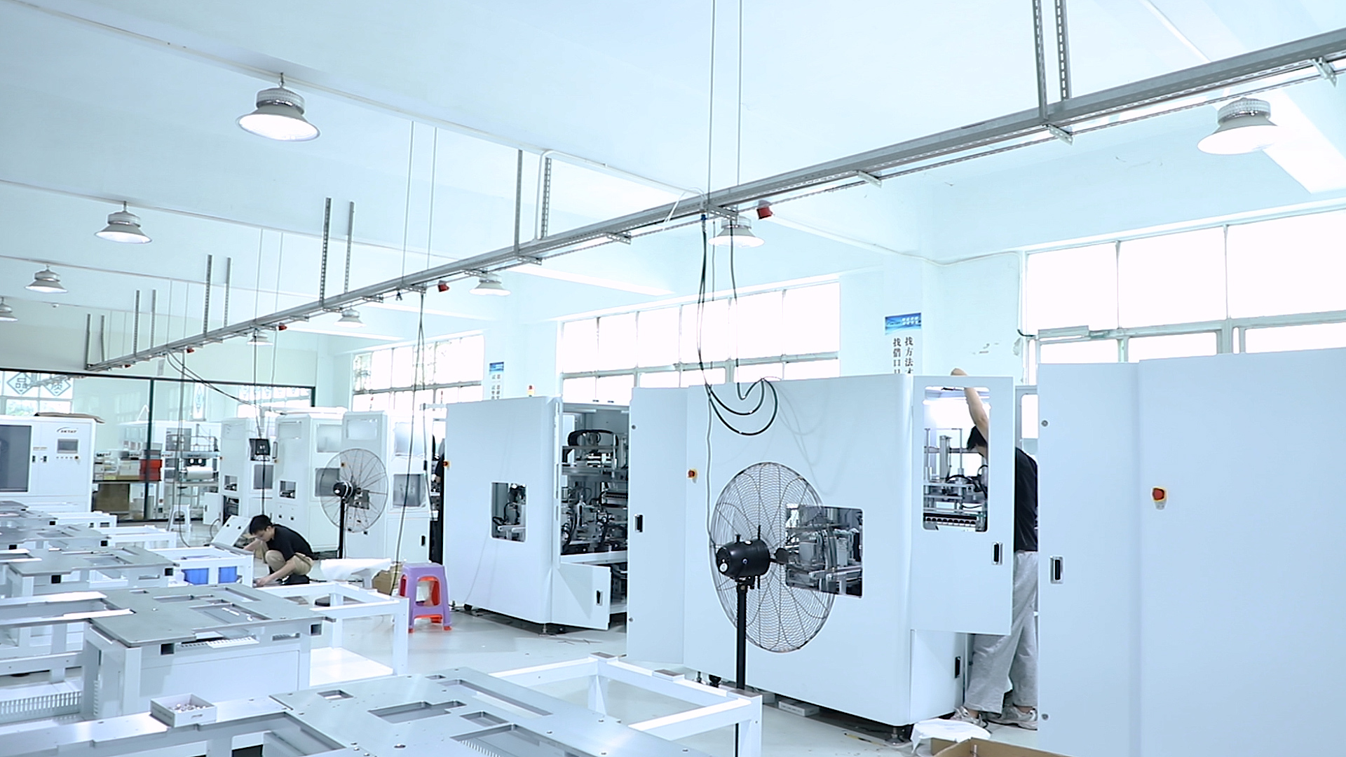 Die Zukunft der automatisierten Produktion mit vollautomatischen Eckenabschneide- und Laminiermaschinen