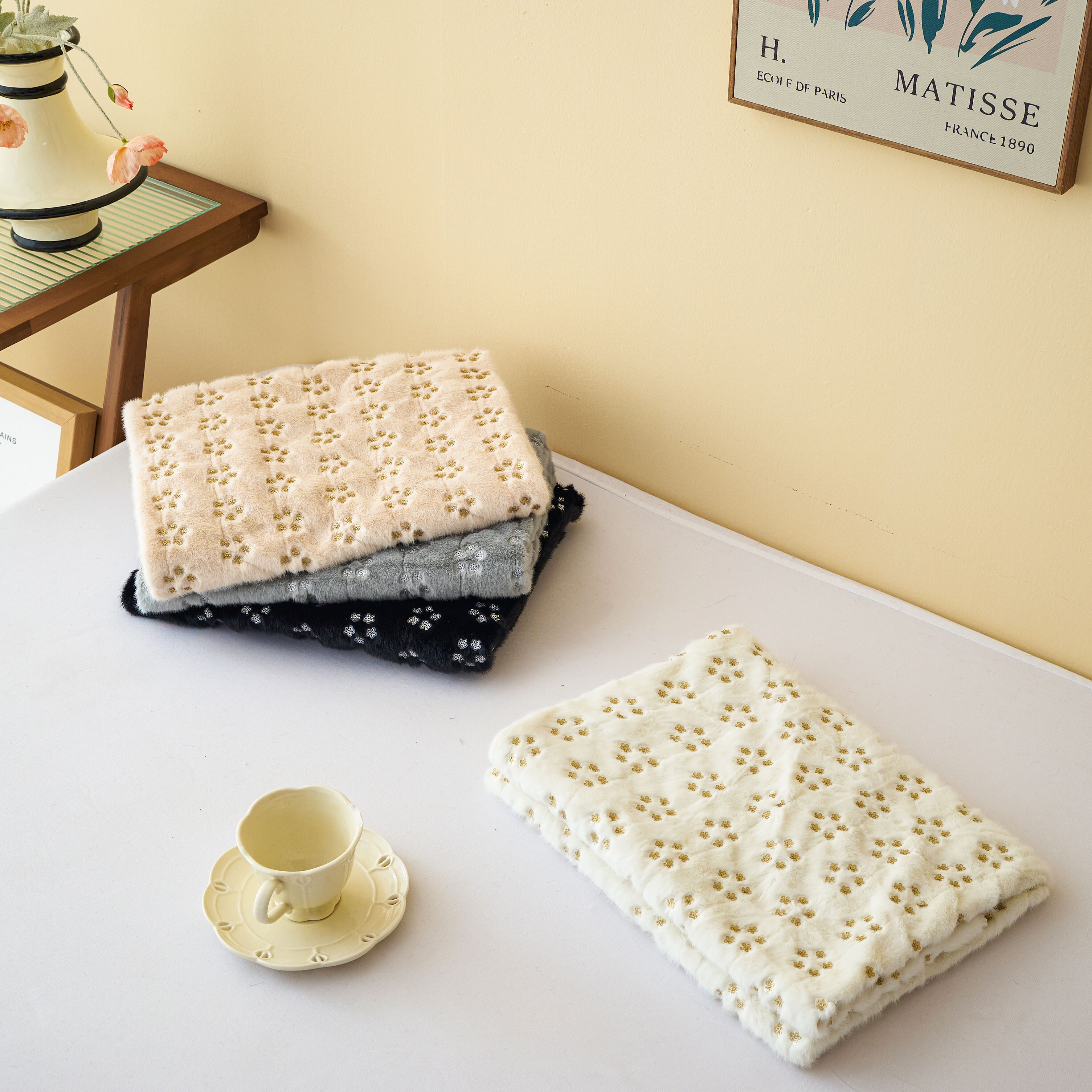 Осећам се као краљ свакодневно са луксузном женском хаљином која излива елеганцију и софистицираност.