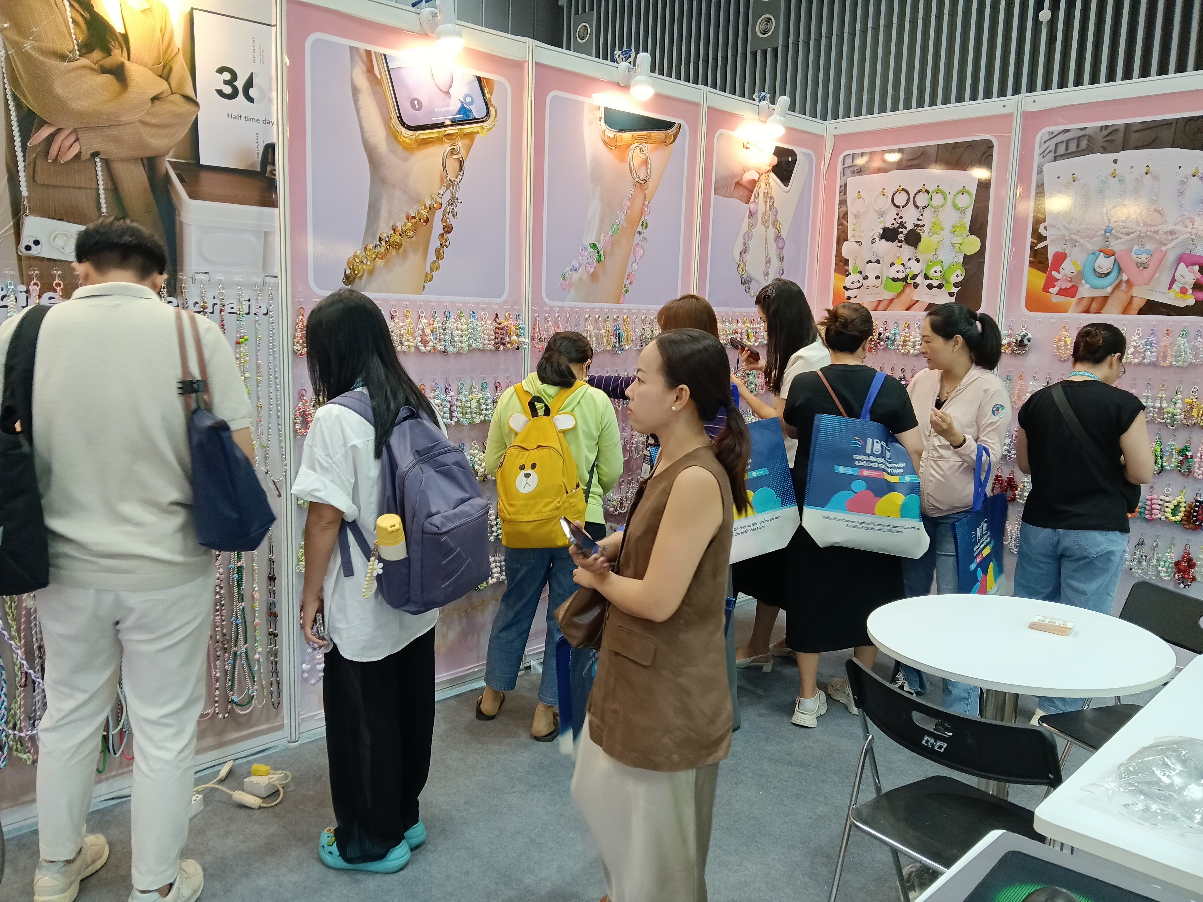 FuZhou Smart Artifact Secures Over $420K in Orders at Yiwu Foreign Trade Expo, Creative Accessories Emerge as Cross-Border Hits