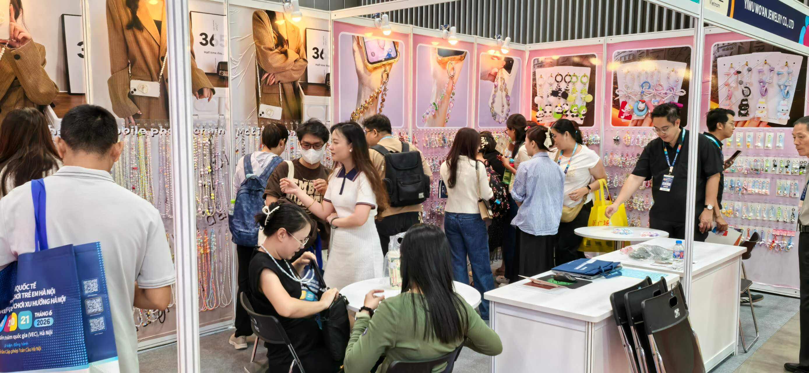 Pink Booth Becomes a Check-In Spot: Creative Accessories Draw Crowds of Buyers