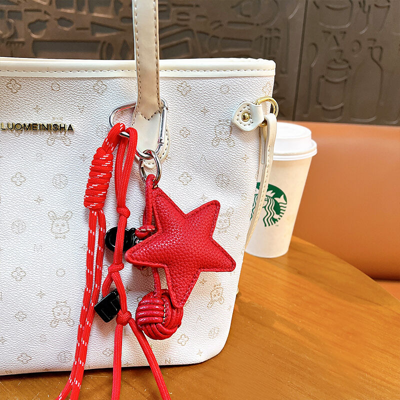 Pink Booth Becomes a Check-In Spot: Creative Accessories Draw Crowds of Buyers